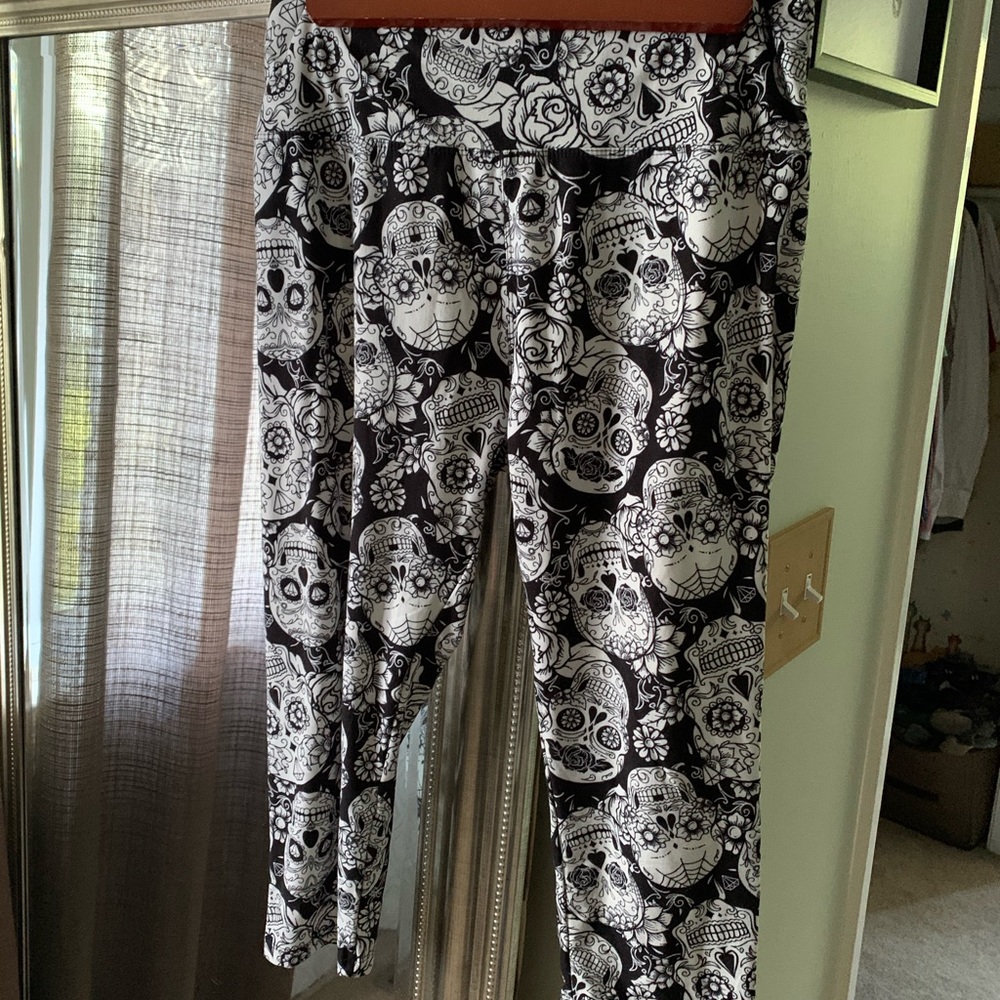 Capri Skull Leggings